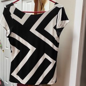 White and black short sleeved top